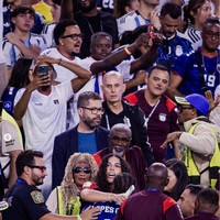 Usai mencetak gol, Sidny Lopes Cabral melakukan selebrasi yang viral. Bek kanan Cape Verde ini langsung sprint menuju kerumunan penonton dan memeluk seorang wanita yang diketahui adalah kekasihnya bernama Jayley Da Cruz. Foto: Dok. Instagram jayleydacruz