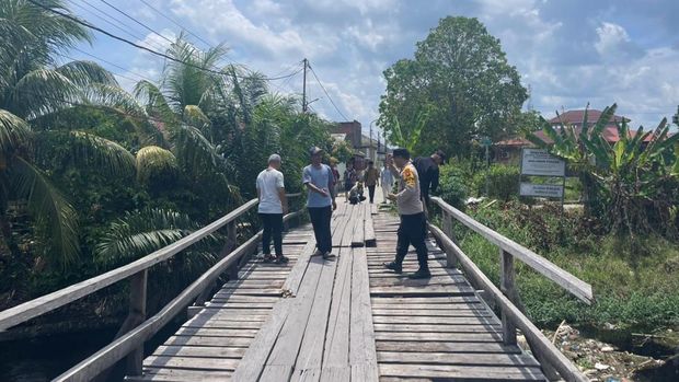 Polda Riau dan Polres Dumai telah merampungkan pembangunan jembatan penghubung dua desa di Kecamatan Dumai Selatan, Kota Dumai, pada Jumat (3/7/2026).