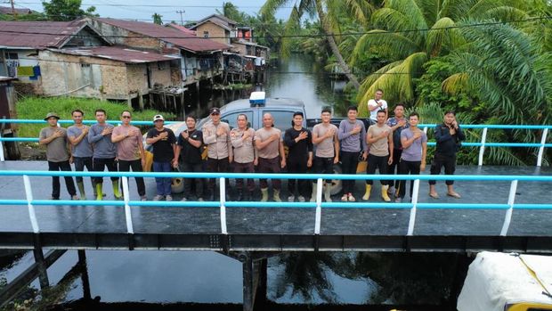 Polda Riau dan Polres Dumai telah merampungkan pembangunan jembatan penghubung dua desa di Kecamatan Dumai Selatan, Kota Dumai, pada Jumat (3/7/2026).
