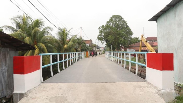 Polda Riau dan Polres Dumai telah merampungkan pembangunan jembatan penghubung dua desa di Kecamatan Dumai Selatan, Kota Dumai, pada Jumat (3/7/2026).
