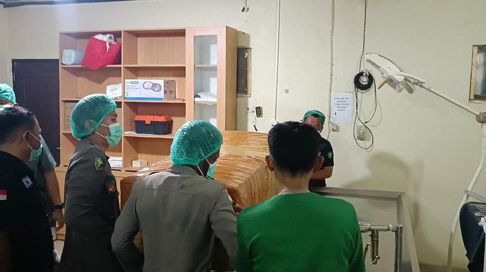 Jenazah pilot AMA Nicholas F Goselin menjalani visum di RS Bhayangkara Jayapura.
