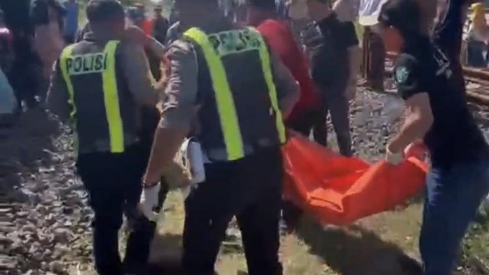 Jenazah pria diduga bunuh diri tidur di atas rel saat kereta melintas di Krian, Sidoarjo.