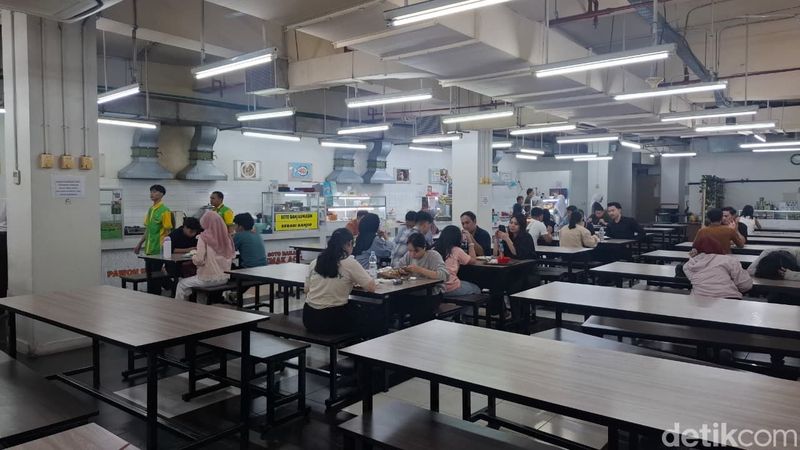 Kantin Karyawan Grand Indonesia West vs East, Mana yang Paling Enak?