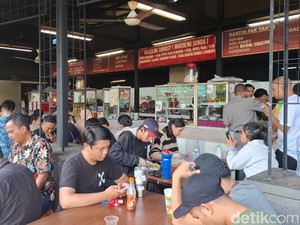Kantin Karyawan Grand Indonesia West vs East, Mana yang Paling Enak?