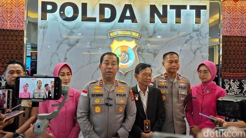 Kapolda NTT Irjen Rudi Darmoko saat memberikan pernyataan pers seusai acara pemberian penghargaan rekor muri di Mapolda NTT, Sabtu (4/7/2026). (Yufengki Bria/detikBali).