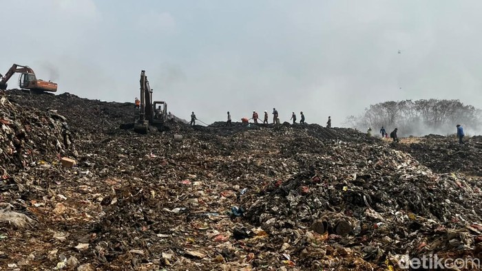 Kebakaran di TPA Jatiwaringin memasuki hari kelima, meluas hingga 15 hektare. (Rumondang/detikcom)