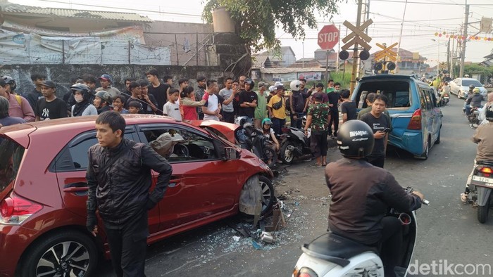 Kecelakaan beruntun enam kendaraan terjadi di Kebon Pedes, Bogor. (Rizky Adha/detikcom)