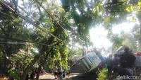 Bus yang melaju dari arah timur menuju barat terguling ke sisi kiri hingga masuk ke sungai setelah terlibat tabrakan dengan truk yang datang dari arah berlawanan di Jembatan Paron. (Foto: Bakrie/ detikjatim)
