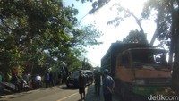 Bus yang melaju dari arah timur menuju barat terguling ke sisi kiri hingga masuk ke sungai setelah terlibat tabrakan dengan truk yang datang dari arah berlawanan di Jembatan Paron. (Foto: Bakrie/ detikjatim)