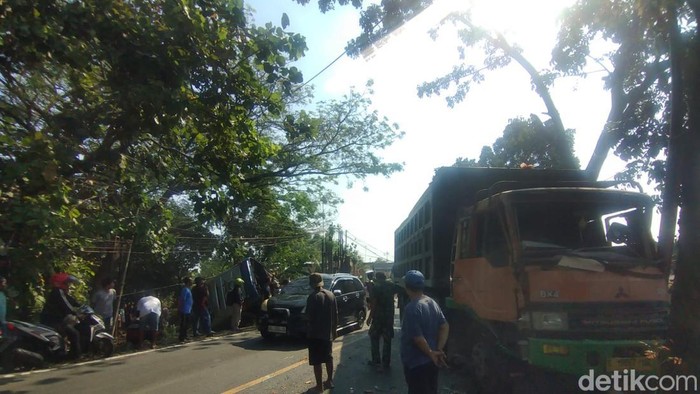 Bus terguling ke sungai usai bertabrakan dengan truk di Jembatan Paron, Nganjuk. Seluruh korban dievakuasi ke rumah sakit.