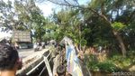 Potret Evakuasi Bus yang Terjun ke Sungai usai Tabrakan di Jembatan Paron