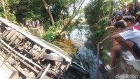 Warga sekitar berdatangan ke lokasi kecelakaan setelah mendengar suara benturan keras dari arah Jembatan Paron yang menghubungkan jalur utama di Kabupaten Nganjuk (Foto: Bakrie/ detikjatim)