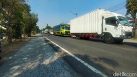 Kecelqkaan ini menyebabkan qrus lalu lintas di sekitar lokasi macet total, baik menuju maupun keluar Kota Nganjuk (Foto: Bakrie/ detikjatim)