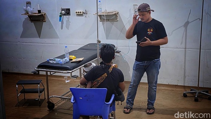 Kemal menggendong erat balita Arya yang lolos dari kebakaran