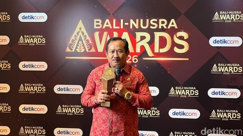 Kepala BRIDA Bali I Ketut Wica mewakili Gubernur Bali menerima penghargaan detikBali-Nusra Awards 2026 di Trans Resort, Bali, Jumat (3/7/2026). (Rizki Setyo)