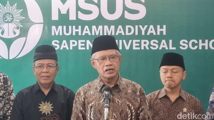 Ketua Umum PP Muhammadiyah, Prof. Haedar Nashir saat memberikan keterangan di Kasihan, Bantul, Sabtu (4/7/2026).