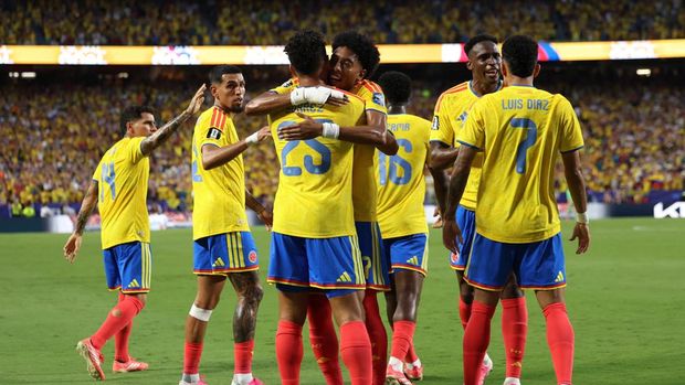 Kolombia, Piala Dunia 2026 Soccer Football - FIFA World Cup 2026 - Round of 32 - Colombia v Ghana - Kansas City Stadium, Kansas City, Missouri, U.S. - July 3, 2026 Colombia's Luis Suarez and Johan Mojica celebrate their first goal, scored by Jhon Arias REUTERS/Siphiwe Sibeko