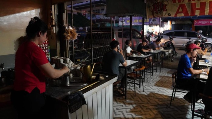 Kondisi warkop di Pontianak saat pemadaman listrik.