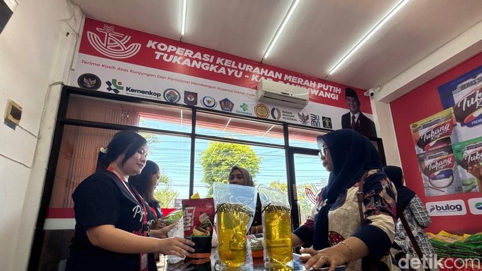 Suasana transaksi di Koperasi Desa Merah Putih Banyuwangi