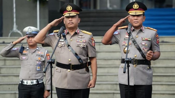 Korlantas Polri menggelar upacara serah terima jabatan Kakorlantas dari Irjen Agus Suryonugroho kepada Irjen Wibowo.