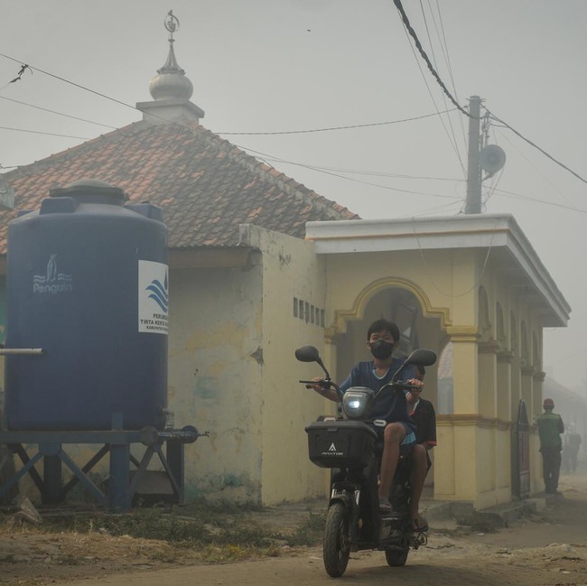 Polusi Asap TPA Jatiwaringin Ancam Kesehatan Warga