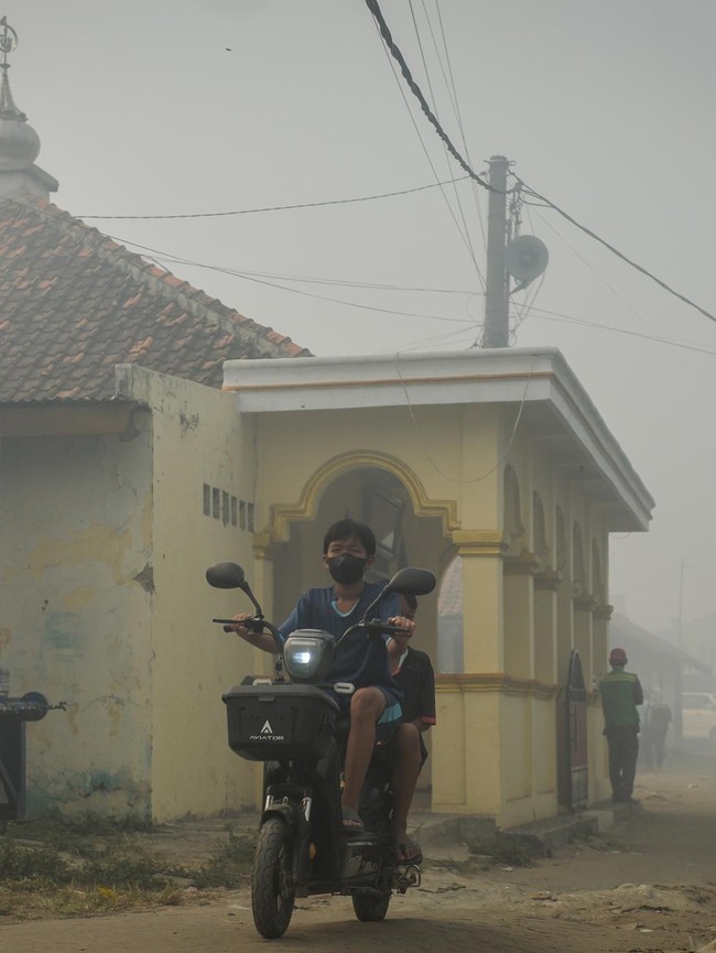 Polusi Asap TPA Jatiwaringin Ancam Kesehatan Warga