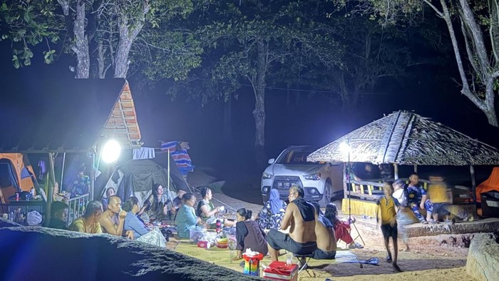 Listrik di Pantai Pasir Panjang Singkawang padam ganggu liburan pengunjung.