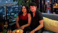 Maria Simorangkir ramai mendapat ucapan selamat oleh netizen terkait lamaran. Omg cinta, komen Brisia Jodie. Aw congrats, sahut Robby Purba. (Foto: dok Instagram mariasmrngkr)