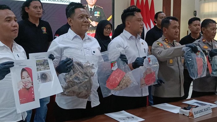 Kapolres Probolinggo AKBP Wahyudin Latif saat jumpa pers pembunuhan yang mayatnya ditemukan dalam sumur