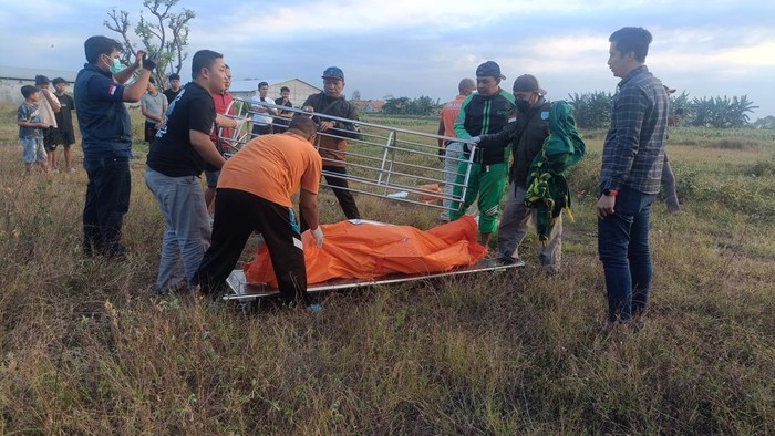 Evakuasi mayat Mr X yang ditemukan di lahan kosong kawasan Jalan Pantai Permata Pilang, Kecamatan Kademangan, Kota Probolinggo