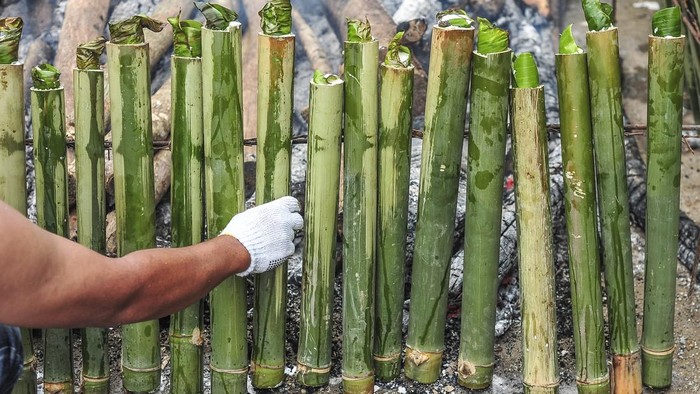 Warga memasak lemang saat tradisi Balema di perkampungan adat Kedepatian Tanjung Pauh Mudik, Desa Tanjung Pauh Mudik, Kerinci, Jambi, Sabtu (4/7/2026). Lebih dari 3.000 kepala keluarga (KK) di lima desa wilayah Kedepatian Tanjung Pauh Mudik mengikuti tradisi Balema atau memasak lemang sebagai rangkaian menuju puncak Kenduri Sko dan pelantikan depati atau pemimpin adat yang digelar pada 5 Juli 2026. ANTARA FOTO/Wahdi Septiawan/kye