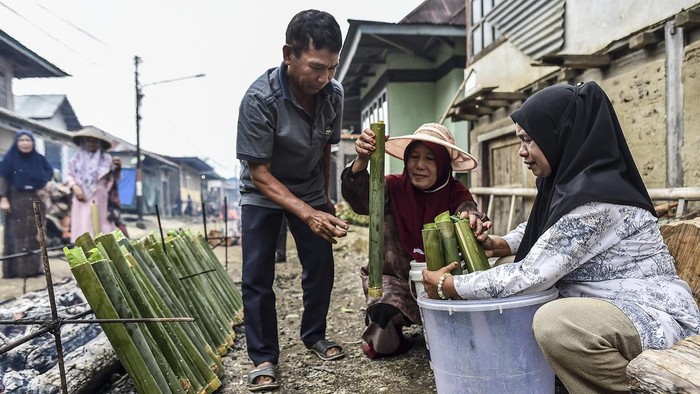 Warga memasak lemang saat tradisi Balema di perkampungan adat Kedepatian Tanjung Pauh Mudik, Desa Tanjung Pauh Mudik, Kerinci, Jambi, Sabtu (4/7/2026). Lebih dari 3.000 kepala keluarga (KK) di lima desa wilayah Kedepatian Tanjung Pauh Mudik mengikuti tradisi Balema atau memasak lemang sebagai rangkaian menuju puncak Kenduri Sko dan pelantikan depati atau pemimpin adat yang digelar pada 5 Juli 2026. ANTARA FOTO/Wahdi Septiawan/kye