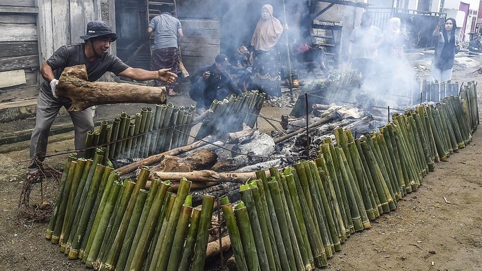 Warga memasak lemang saat tradisi Balema di perkampungan adat Kedepatian Tanjung Pauh Mudik, Desa Tanjung Pauh Mudik, Kerinci, Jambi, Sabtu (4/7/2026). Lebih dari 3.000 kepala keluarga (KK) di lima desa wilayah Kedepatian Tanjung Pauh Mudik mengikuti tradisi Balema atau memasak lemang sebagai rangkaian menuju puncak Kenduri Sko dan pelantikan depati atau pemimpin adat yang digelar pada 5 Juli 2026. ANTARA FOTO/Wahdi Septiawan/kye