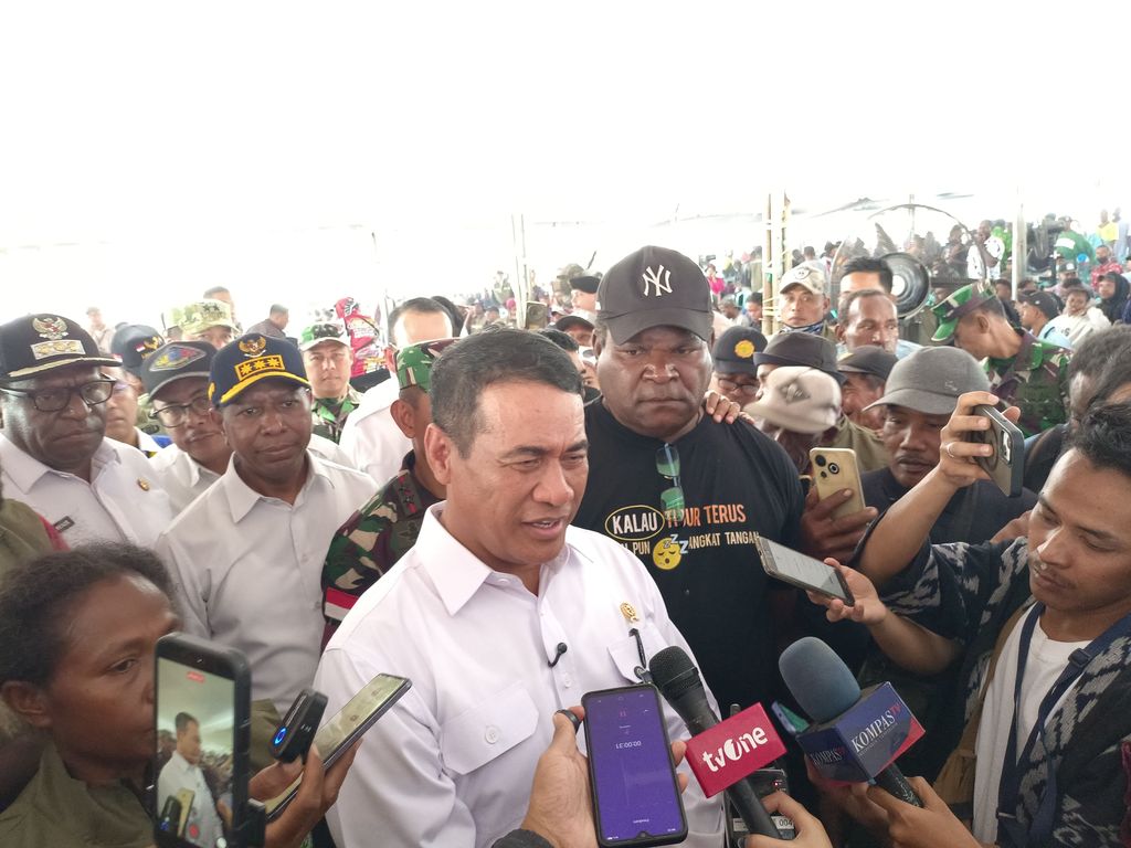 Menteri Pertanian (Mentan) Amran Sulaiman dalam acara Tanam Padi Bersama di Distrik Semangga, Merauke, Papua Selatan, Sabtu (4/7/2026).  (CNBC Indonesia/Martyasari Rizky)