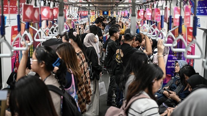 Calon penumpang menunggu kedatangan Moda Raya Terpadu (MRT) Jakarta di Stasiun Blok M BCA, Jakarta, Jumat (3/7/2026). Badan Pusat Statistik (BPS) DKI Jakarta mencatat jumlah penumpang angkutan umum di Jakarta meningkat secara tahunan pada Mei 2026, d