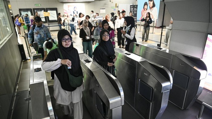 Calon penumpang menunggu kedatangan Moda Raya Terpadu (MRT) Jakarta di Stasiun Blok M BCA, Jakarta, Jumat (3/7/2026). Badan Pusat Statistik (BPS) DKI Jakarta mencatat jumlah penumpang angkutan umum di Jakarta meningkat secara tahunan pada Mei 2026, d