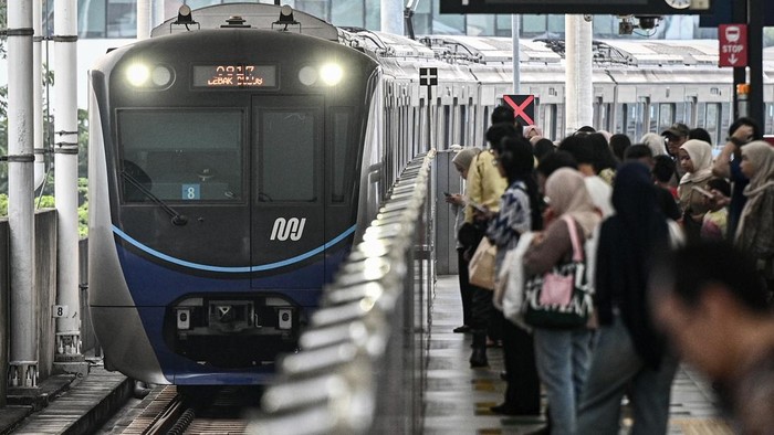 Calon penumpang menunggu kedatangan Moda Raya Terpadu (MRT) Jakarta di Stasiun Blok M BCA, Jakarta, Jumat (3/7/2026). Badan Pusat Statistik (BPS) DKI Jakarta mencatat jumlah penumpang angkutan umum di Jakarta meningkat secara tahunan pada Mei 2026, dengan rincian penumpang MRT Jakarta mencapai 3,85 juta orang atau naik 5,03 persen, LRT Jakarta sebanyak 119.185 orang atau naik 11,23 persen, dan Transjakarta mencapai 35,5 juta orang atau naik 6,98 persen. ANTARA FOTO/Fauzan/tom.