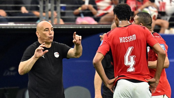Soccer Football - FIFA World Cup 2026 - Round of 32 - Australia v Egypt - Dallas Stadium, Arlington, Texas, U.S. - July 3, 2026 Egypt coach Hossam Hassan speaks with Egypt's Hossam Abdelmaguid IMAGN IMAGES via Reuters/Maria Lysaker