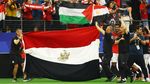 Momen Pelatih Mesir Bentangkan Bendera Palestina Usai Menang Atas Australia