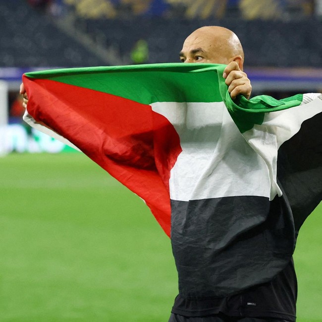 Momen Pelatih Mesir Bentangkan Bendera Palestina Usai Menang Atas Australia