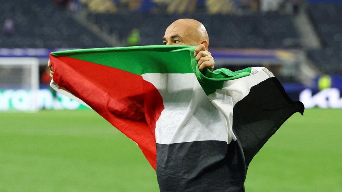 Momen Pelatih Mesir Bentangkan Bendera Palestina Usai Menang Atas Australia Momen Pelatih Mesir Bentangkan Bendera Palestina Usai Menang Atas Australia