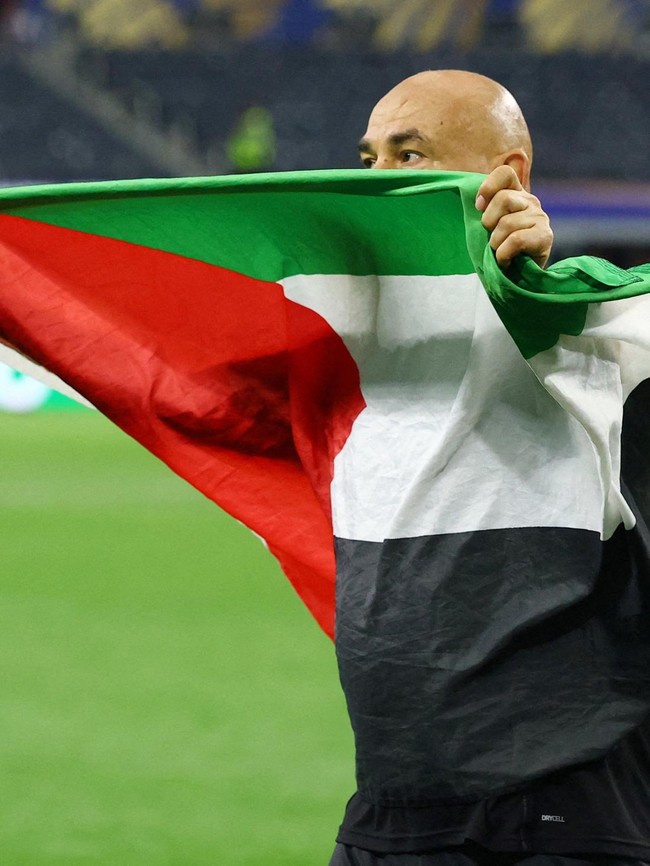 Momen Pelatih Mesir Bentangkan Bendera Palestina Usai Menang Atas Australia