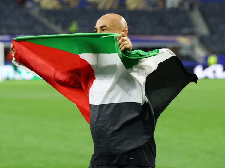 Momen Pelatih Mesir Bentangkan Bendera Palestina Usai Menang Atas Australia