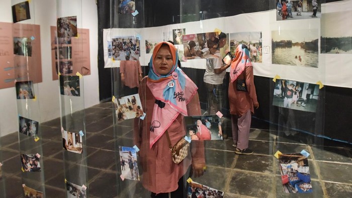 Pameris mengamati karya foto pada pameran Suara dari Muara di Museum Bahari, Jakarta, Sabtu (4/7/2026). Pameran kerja sama Georgetown University SFS Asia-Pacific bersama Museum Bahari dan Yayasan mataWaktu itu berlangsung 4-31 Juli 2026 dengan menampilkan karya fotografi perempuan-perempuan warga Muara Angke, instalasi seni berbahan cangkang kerang hijau hasil kolaborasi dengan Institut Kesenian Jakarta (IKJ) dan Climate Reality Indonesia. ANTARA FOTO/Fakhri Hermansyah/foc.