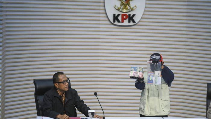 Petugas KPK menunjukkan barang bukti uang tunai saat konferensi pers operasi tangkap tangan Bupati Langkat Syah Afandin di Gedung Merah Putih KPK, Jakarta, Jumat (3/7/2026). KPK menetapkan Bupati Langkat Syah Afandin sebagai tersangka pada kasus suap terkait proyek di lingkungan Kabupaten Langkat tahun 2025-2026 dan mengamankan sejumlah barang bukti diantaranya uang tunai sebesar Rp100 juta, uang tunai dalam valuta asing senilai Rp1,22 miliar dan 2 rekening bank dengan total senilai Rp2,27 miliar. ANTARA FOTO/Hafidz Mubarak A/sgd