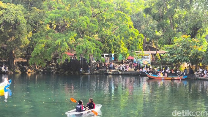 Pengunjung saat mencoba perahu kayak transparan  di Telaga Biru Cicerem dan Suasana Telaga Biru Cicerem