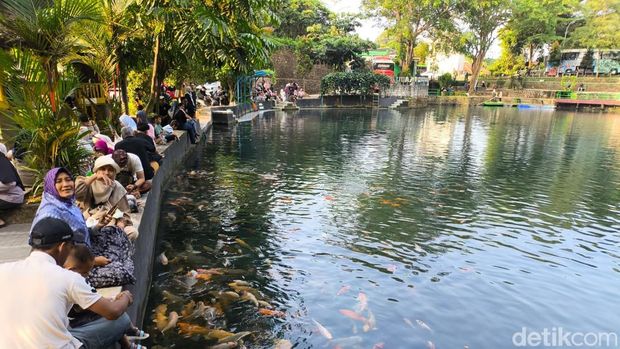 Pengunjung saat mencoba perahu kayak transparan di Telaga Biru Cicerem dan Suasana Telaga Biru Cicerem Pengunjung saat mencoba perahu kayak transparan di Telaga Biru Cicerem dan Suasana Telaga Biru Cicerem