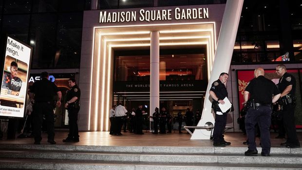PEOPLE-TAYLOR SWIFT/KELCE New York Police Department officers stand outside Madison Square Garden, the venue for the reported wedding celebrations of singer Taylor Swift and National Football League (NFL) player Travis Kelce, in New York, U.S., July 3, 2026. REUTERS/Bing Guan