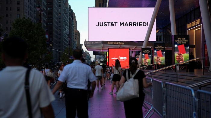 A screen displays a message referencing singer Taylor Swift and National Football League (NFL) player Travis Kelce outside Madison Square Garden, the venue for their reported wedding celebrations, in New York, U.S., July 3, 2026.  REUTERS/Angelina Ka