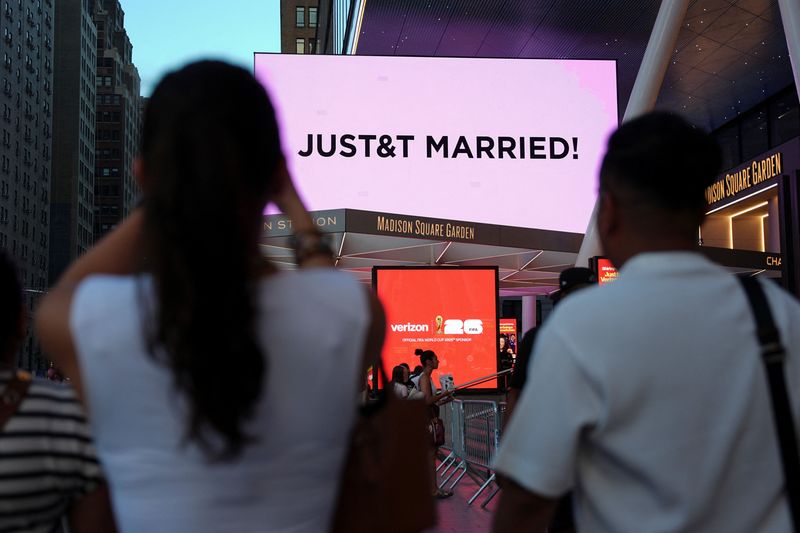 Pernikahan Taylor Swift dan Travis Kelce A screen displays a message referencing singer Taylor Swift and National Football League (NFL) player Travis Kelce outside Madison Square Garden, the venue for their reported wedding celebrations, in New York, U.S., July 3, 2026. REUTERS/Angelina Katsanis